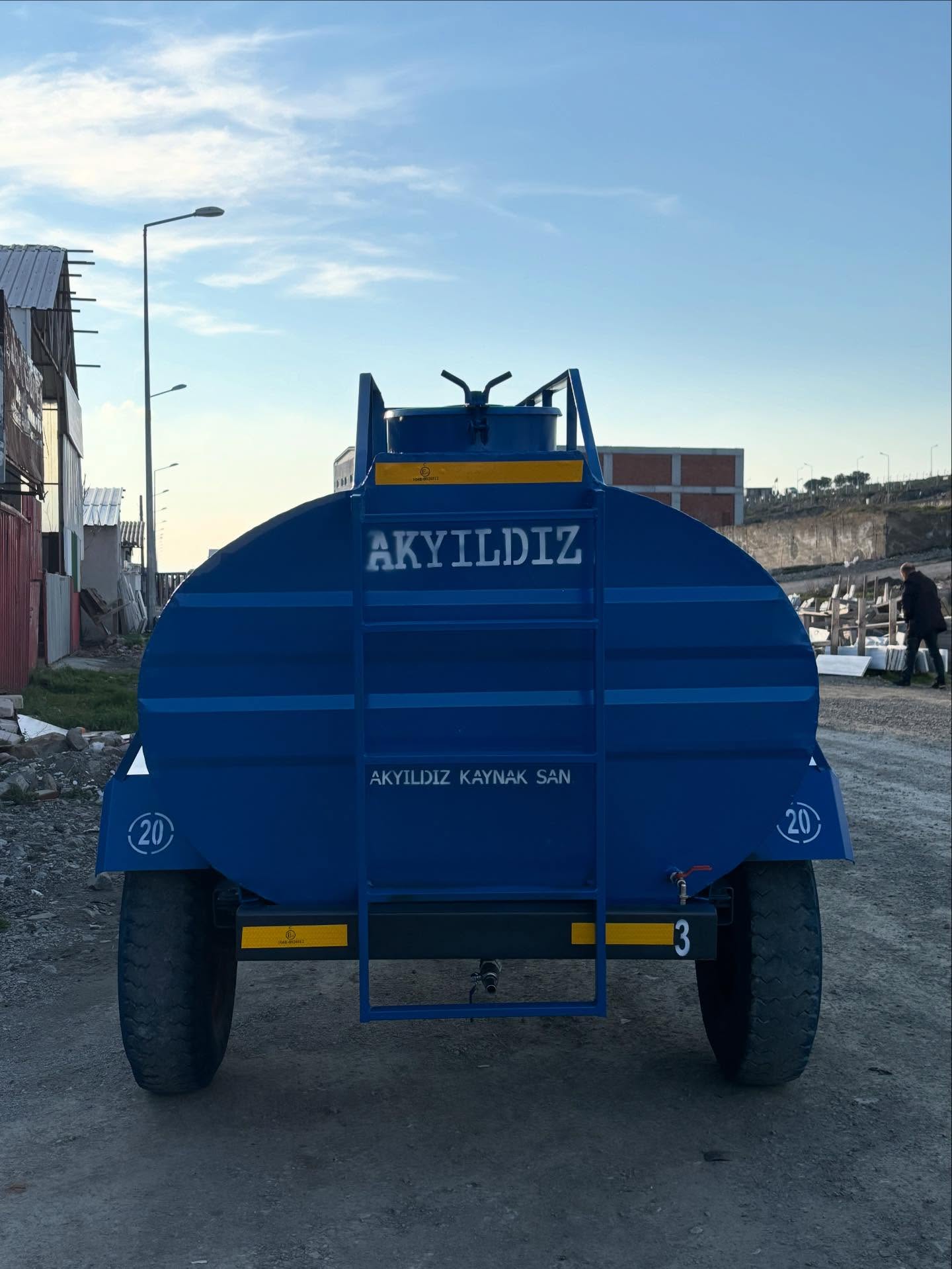 Akyıldız yazılı mavi su tankerinin merdivenli arka cephesi ve sarı reflektör bantları